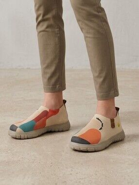 NWT Abstract Knit Slip-On Walking Shoes Sneakers Beige Multicolor EU 38 / US 7.5